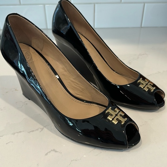 Tory Burch Jade Black Patent Peep Toe Wedge Heels 9 1/2 - Picture 2 of 8